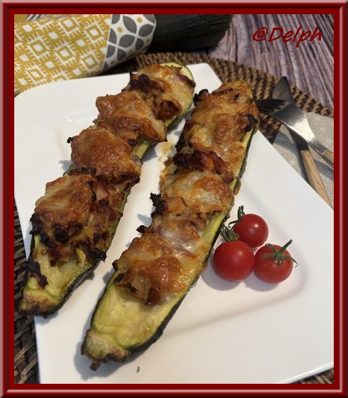 Courgettes farcies aux tomates séchées, poulet et mozzarella