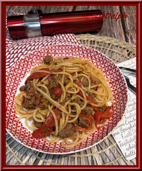 Spaghetti aux poivrons marinés et bœuf haché.