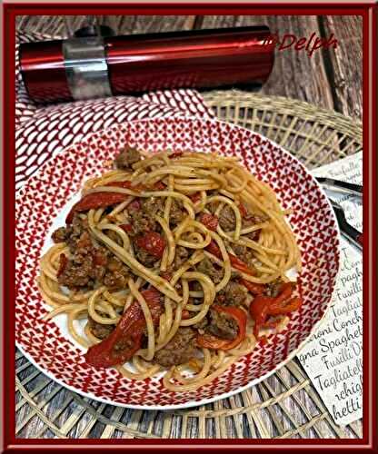 Spaghetti aux poivrons marinés et bœuf haché.