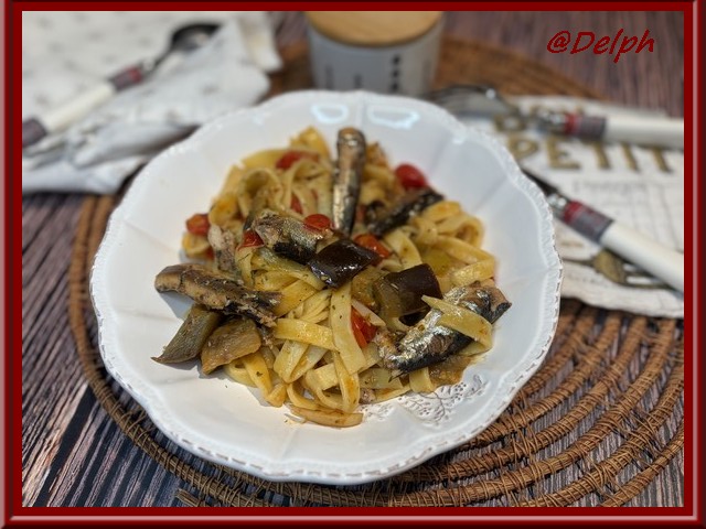 Tagliatelles à la tomate, aubergine et sardines