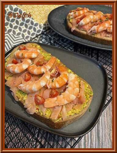 Tartines à l’avocat, saumon fumé et crevettes