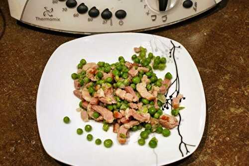 Petits pois aux oignons et lardons au thermomix, préparés en 2 minutes.