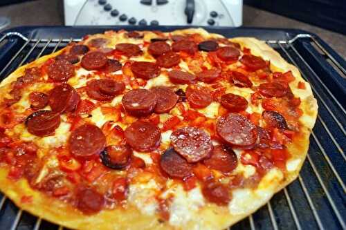 Pizza chorizo poivrons au thermomix, préparée en 10 minutes.
