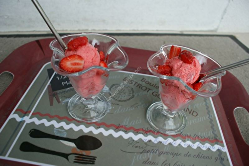 Sorbet à la fraise au thermomix, préparé en 3 minutes.