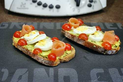 Toast d'avocat au saumon et oeufs au thermomix, préparé en 10 minutes.