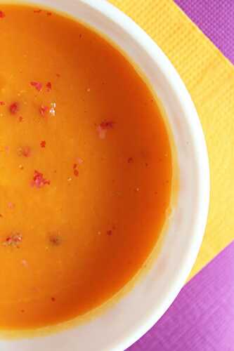 SOUPE DE CAROTTES A L'ORANGE ET AUX BAIES ROSES