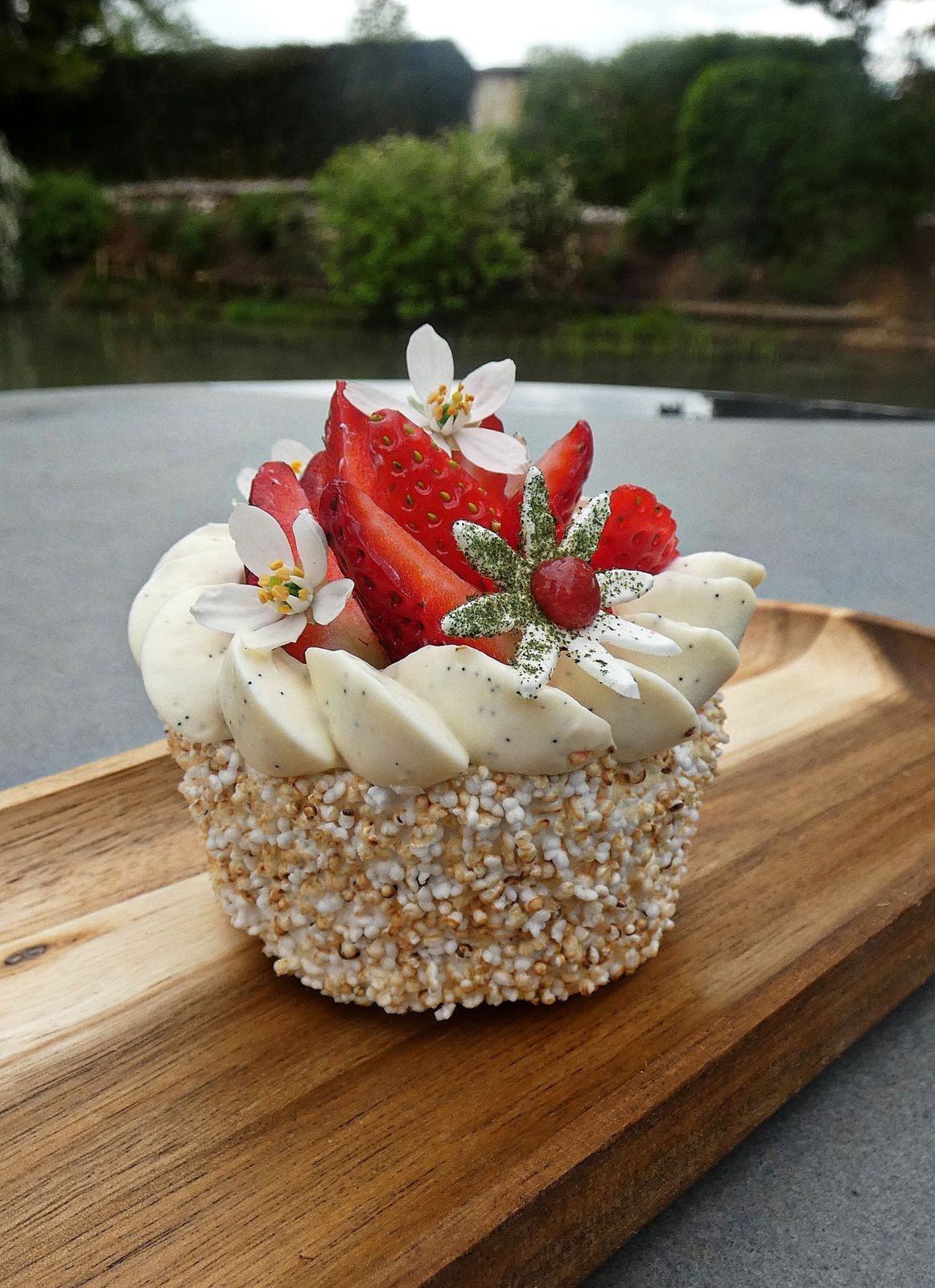 Pavlova Fraise-Sarrasin, par Cédric Burtin : une ode aux beaux jours signée du terroir bourguignon