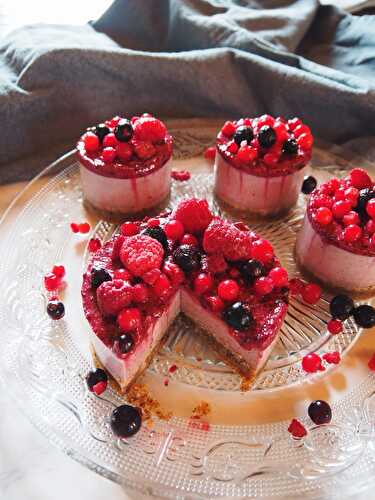 Cheesecake vegan aux framboises et coulis de fruits rouges - Recettes végétariennes faciles - On mange quoi Violette