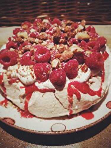 Pavlova aux framboises et pralines - Recettes végétariennes faciles