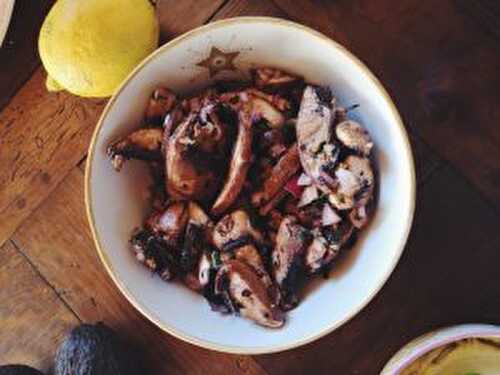 Salade de champignons crus au vin blanc - Recettes végétariennes faciles - On mange quoi Violette