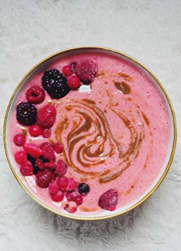 Smoothie bowl aux fruits rouges et purée de noisette (sans lactose) - Recettes végétariennes faciles