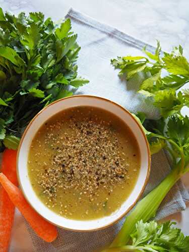 Soupe de feuilles de chou fleur - Recettes végétariennes faciles - On mange quoi Violette