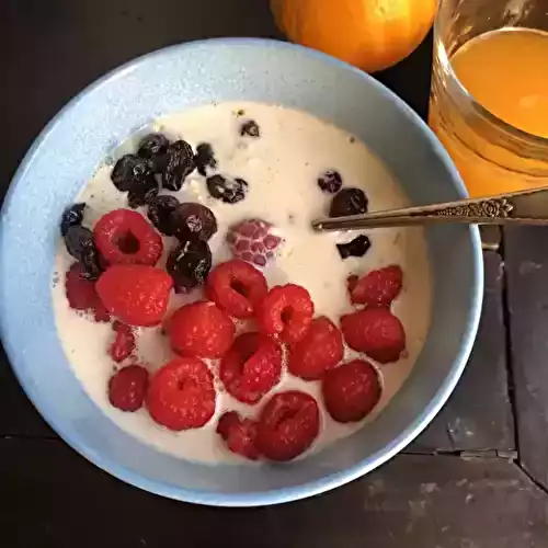 Porridge froid aux flocons d’avoine et aux fruits rouges