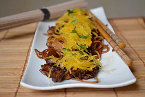 Nouilles soba aux champignons de Paris et courge spaghetti