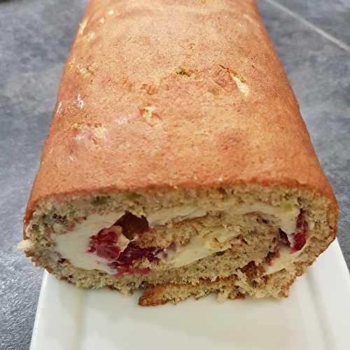 Gâteau roulé pistaches, framboises, chocolat blanc