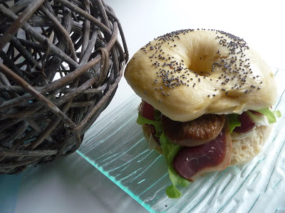 Bagels maison au magret de canard, fromage frais et figues caramélisées