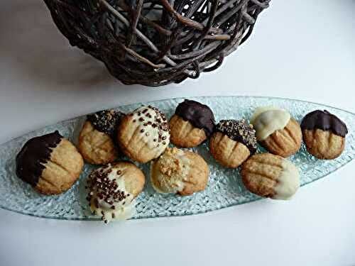 Biscuits en formes de pattes de chats au chocolat noir et/ou blanc, au pralin ou au paillettes