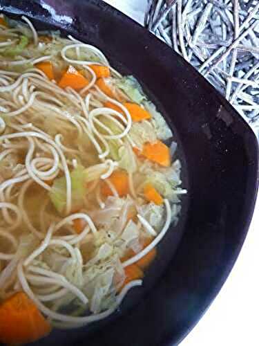 Bouillon au chou chinois, pâtes chinoises et aux carottes