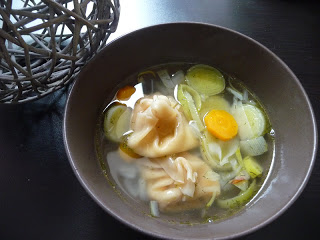 Bouillon de légumes et ses ravioles au saumon fumé