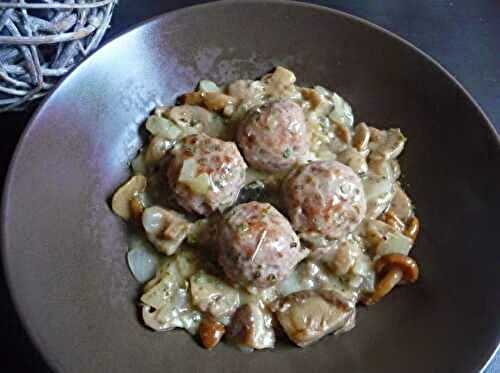 Boulettes de veau, sauce au vin blanc et champignons des bois