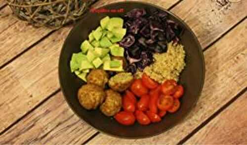 Bowl quinoa, falafels, avocat, chou rouge et tomates cerises – IG bas