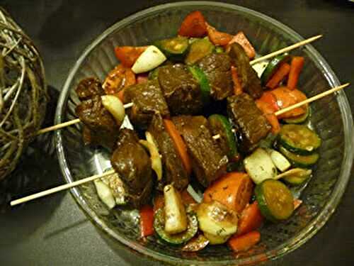 Brochettes de bœuf mariné et légumes cuits au four