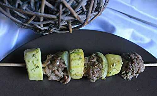 Brochettes de boulettes de boeuf aux courgettes et oignons grillés