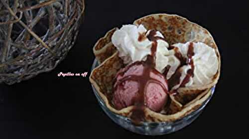 Coupe glacée façon tulipe (crêpe, glace à la fraise, sauce chocolat et chantilly) au thermomix ou sans