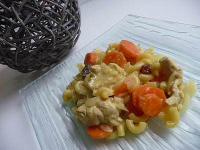 Curry de dinde et coquillettes aux raisins secs