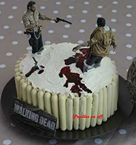 Gâteau Walking Dead (Red Velvet Layer Cake) orné de son faux sang comestible et de ses figurines