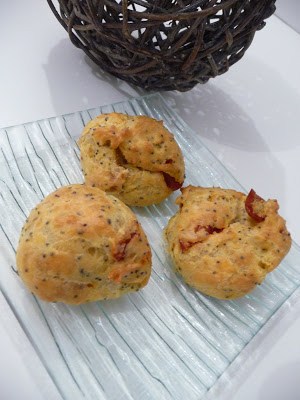 Gougères au fromage, aux tomates séchées et au pavot