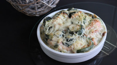 Gratin de quenelles aux courgettes, saumon fumé et crème de saint agur