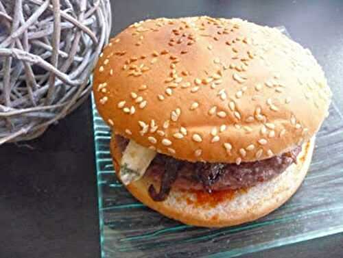 Hamburger boeuf, confit d’échalotes et bleu d’auvergne
