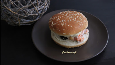 Hamburger fromage frais, saumon, houmous et tomates séchées