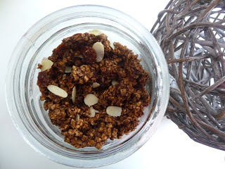 Muesli / Granola maison : avoine, cacao, amandes et raisins secs