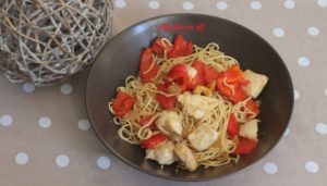 Nouilles chinoises au poulet, poivrons et noix de cajou