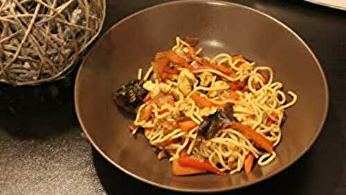 Nouilles chinoises sautées aux légumes et oeufs brouillés