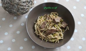 Nouilles ramen sautées au bœuf et petits pois