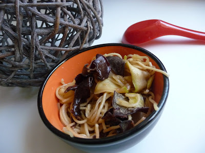 Nouilles sautées aux champignons noirs et courgettes