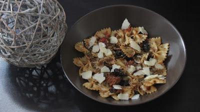 Pâtes aux tomates cerises, olives, anchois et parmesan