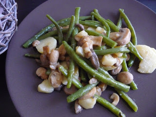 Poêlée de haricots verts, pommes de terre et champignons