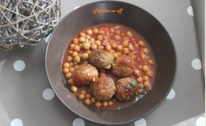 Poêlée de pois chiches aux boulettes de bœuf en sauce tomate