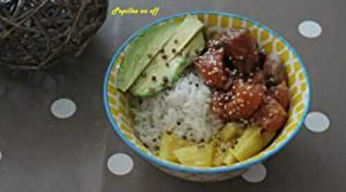 Poke bowl saumon cru mariné, avocat et ananas