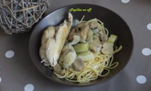 Poulet au poivre de sichuan, spaghettis aux poireaux et champignons