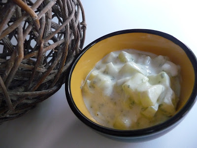 Salade de concombre, sauce au yaourt et à l’estragon