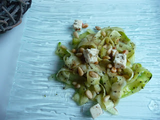 Salade de courgettes aux pignons, feta et vinaigre balsamique