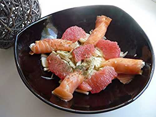 Salade de fenouil cru, rouleaux de saumon fumé au fromage frais et pamplemousse