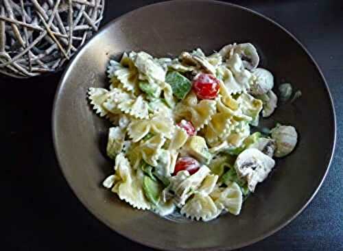 Salade de pâtes à l’avocat, tomate cerises et champignons