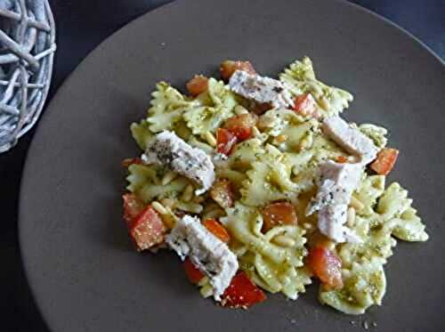 Salade de pâtes au pesto, tomates et poulet grillé