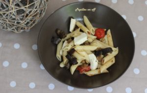 Salade de pâtes aux aubergines et tomates cerises rôties